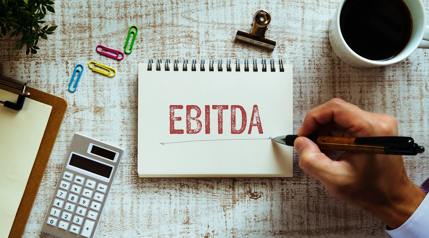 Помню, как в 2024 году аналитик сказал: «У компании EBITDA растёт на 20% в год — это круто!». Я купил. Через - изображение
