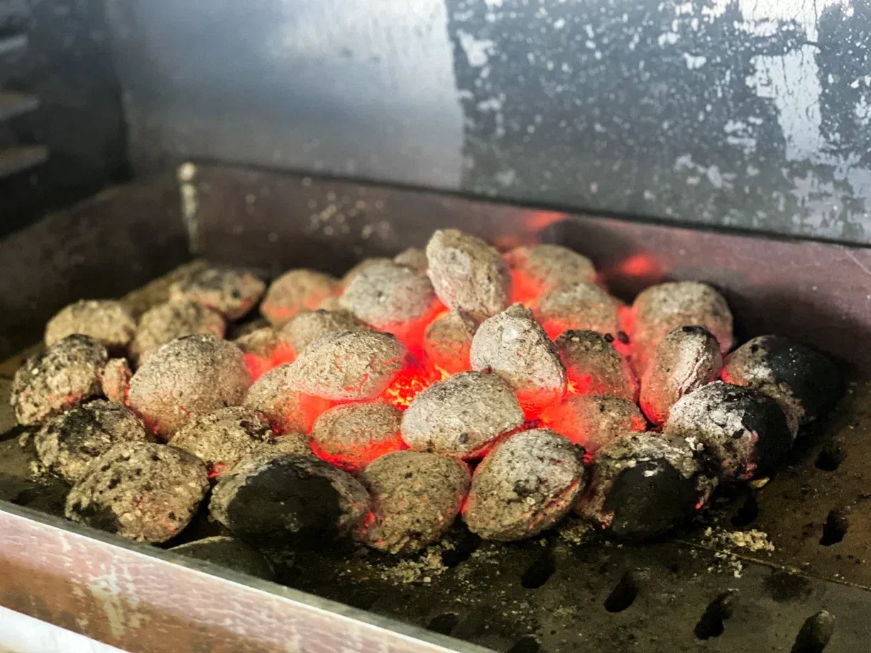 Ваши вкусовые рецепторы настроились на идеальную корочку после заголовка? Приготовление на углях уже дарит - изображение