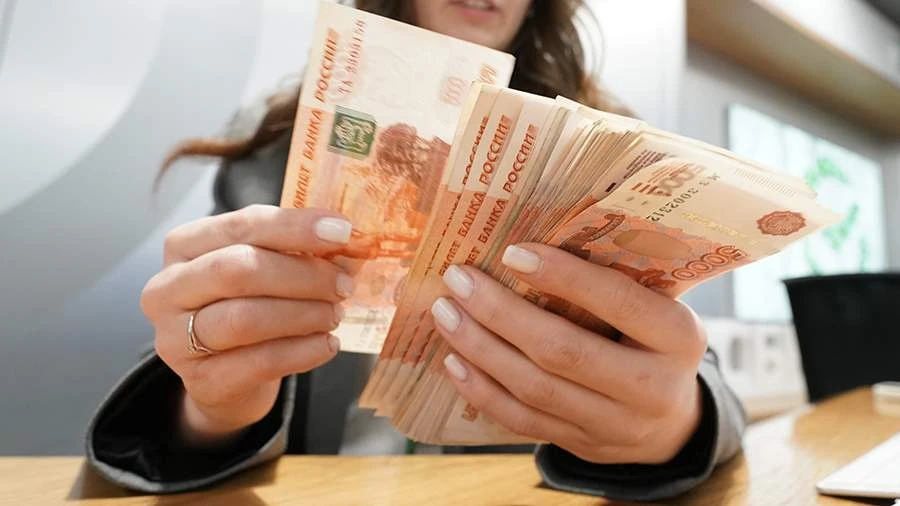 Что случилось По данным Банка России, россияне сняли со счетов и вкладов 550 млрд рублей. Это самый масштабный - изображение