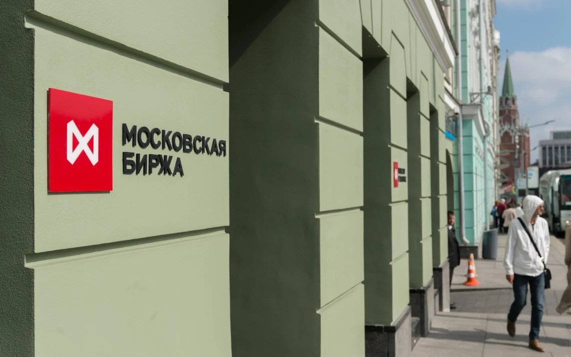 Что случилось Индекс Мосбиржи впервые с 8 мая опустился ниже 2600 пунктов. К 17:19 мск он снизился на 1,31%, до - изображение