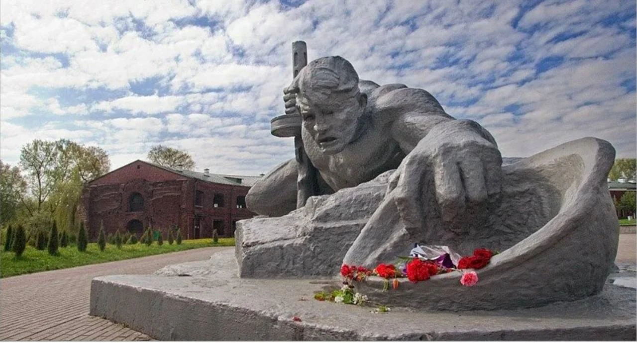 Если мы говорим о главном печатном слове Великой Отечественной войны, то главным, самым мощным и яростным - изображение