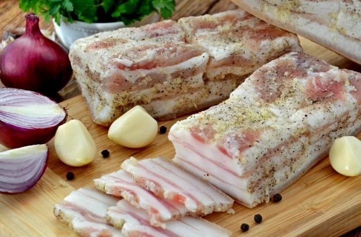 Даже упругая грудинка с мясными прослойками по этому рецепту получается нежной, мягкой и безумно ароматной. Этот - изображение