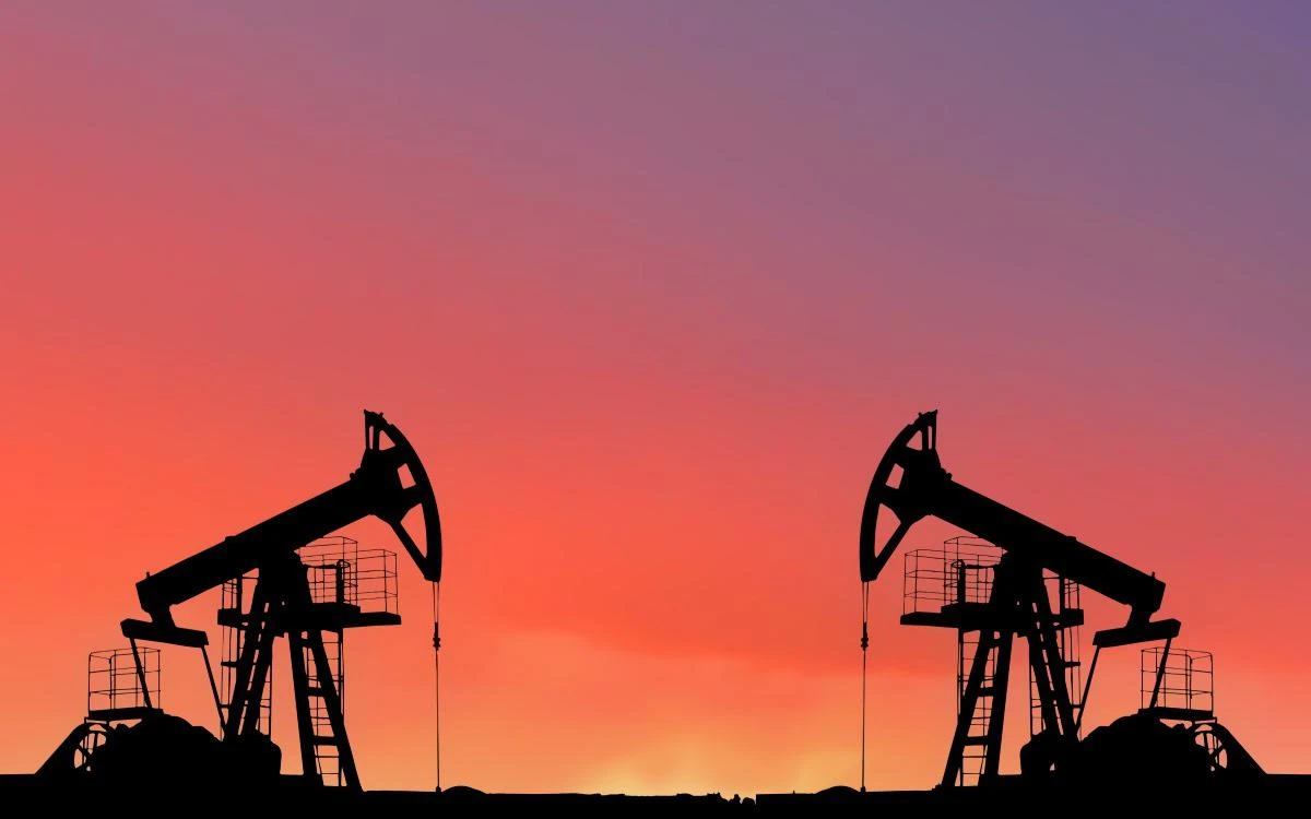 Что случилось За неделю котировки Brent выросли почти на 12% — это самый сильный скачок с апреля 2026 года. - изображение