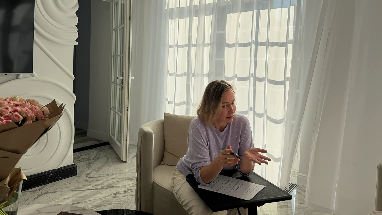 Меня зовут Елена Родионова, я практикующий психолог и основатель AI-платформы психологической помощи Секвойя. В - изображение
