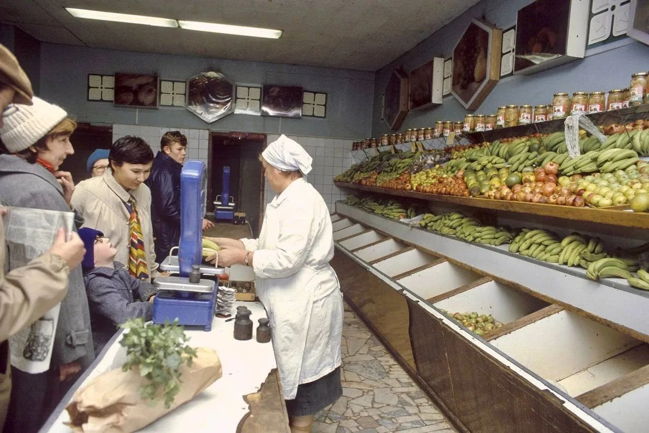 В овощном магазине в Москве, 1985 - изображение