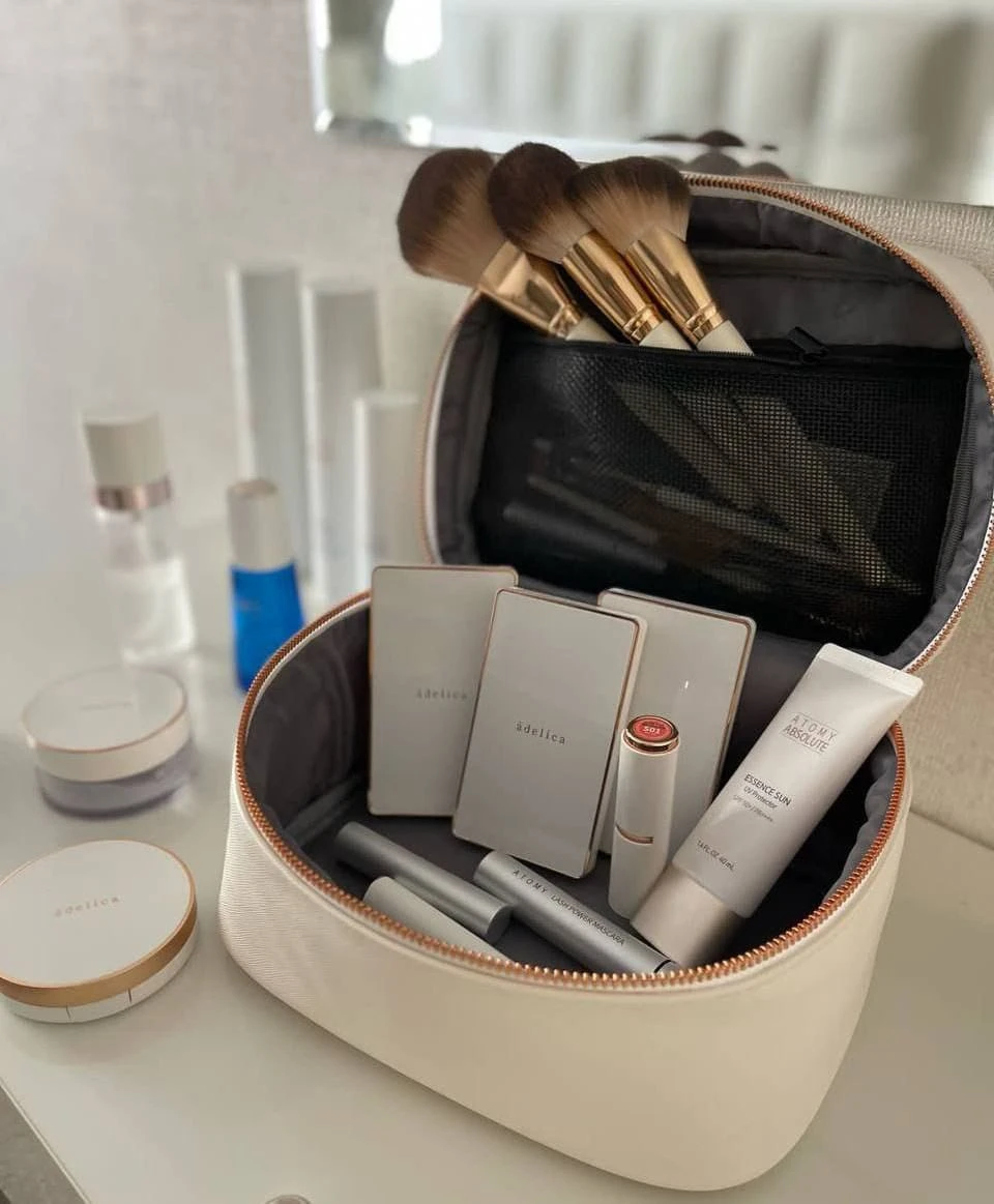 БИЗНЕС В СУМОЧКЕ 👜 Мой офис вмещается в небольшую сумку и я могу работать из любой точки города и планеты🌍, - изображение
