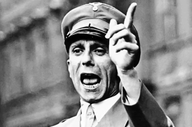 Гитлер вообще-то патриот и лидер нации, но это для немцев живущих в Германии. А для России он давно мертвый, - изображение
