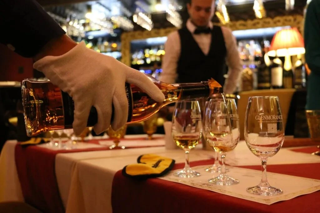 🍷 Продажи алкоголя в российских ресторанах и кафе рухнули на 42,4% за первое полугодие 2026 года — это - изображение