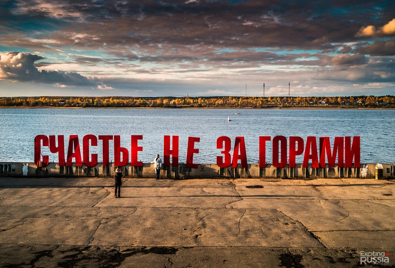 Разве счастье — это статус? Разве оно измеряется количеством одобрений? Мы часто ищем счастье в признании, в - изображение