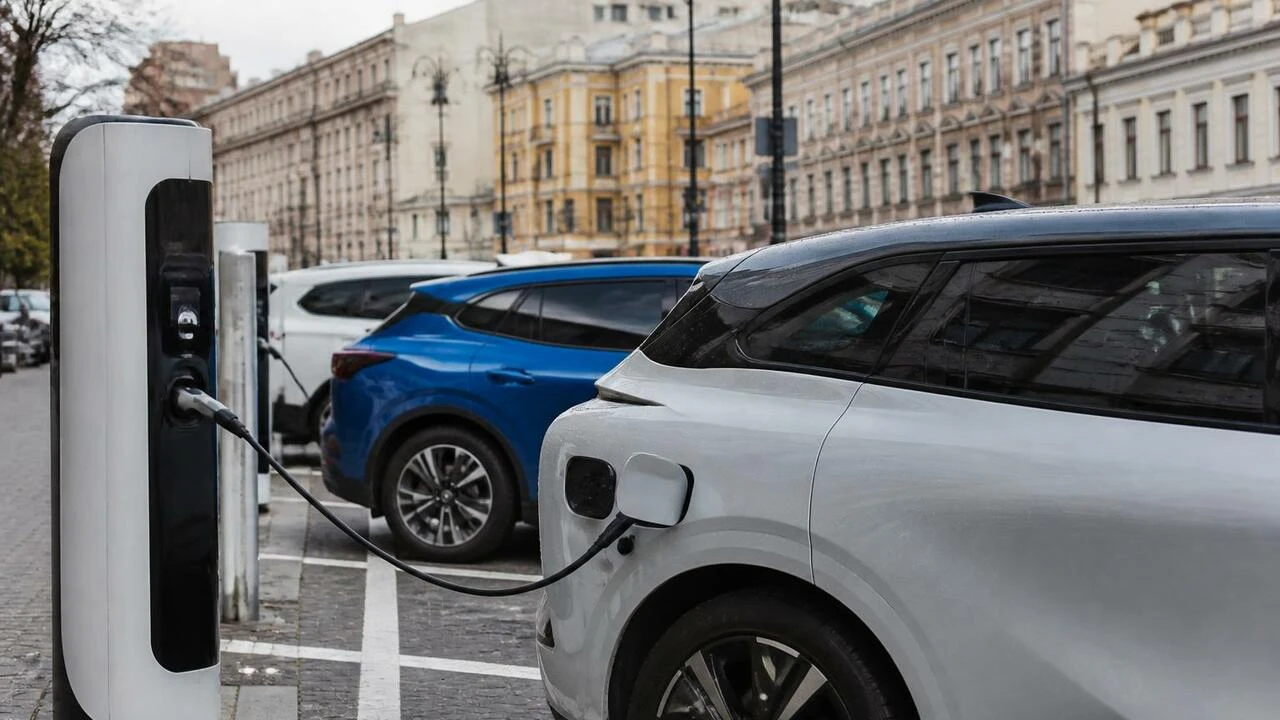 Пока одни спорят о том, готова ли Россия к электротранспорту, другие уже вовсю скупают «зеленые» машины. Что - изображение