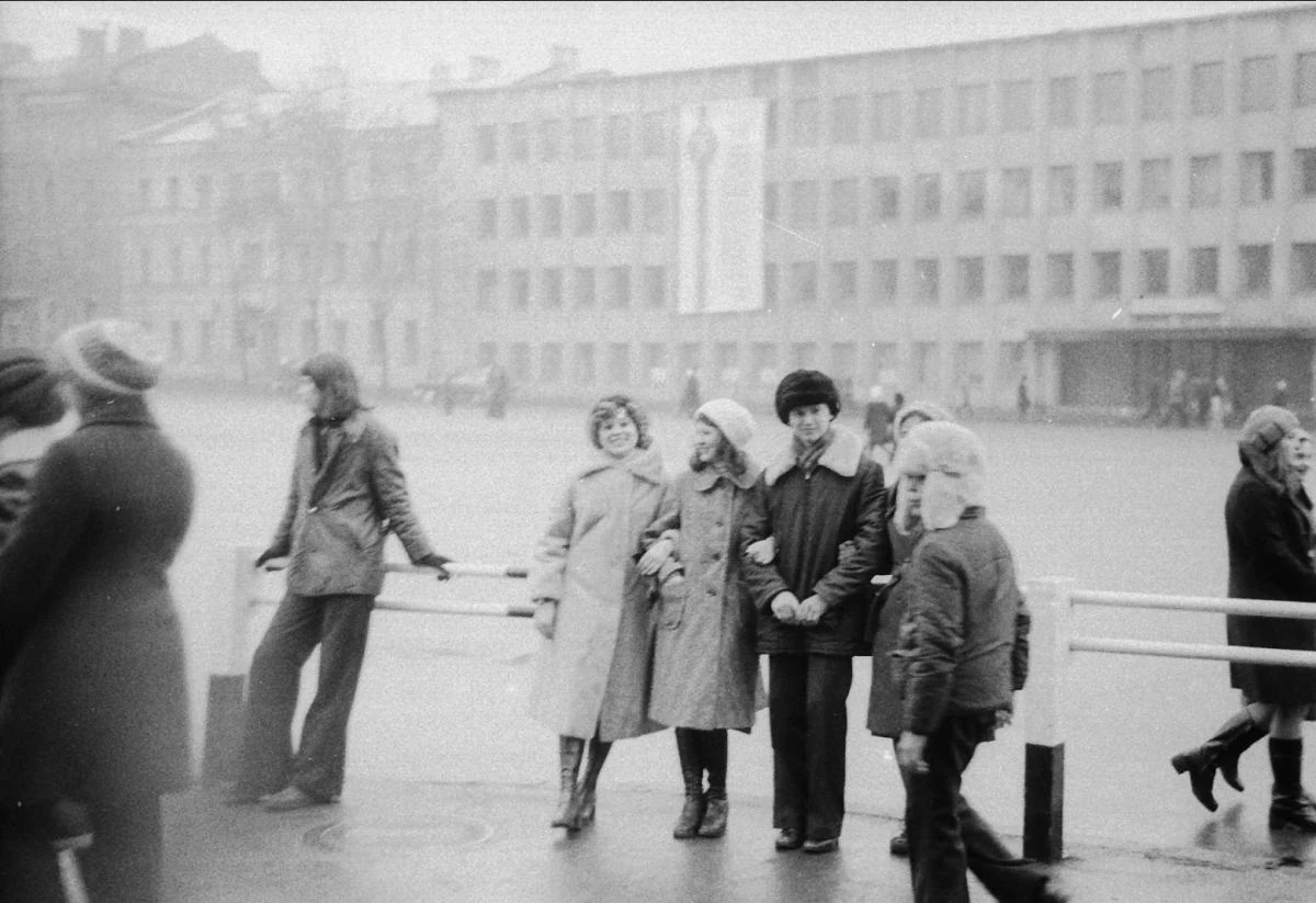 Псков, Октябрьская площадь 1977 год Фотография сделана с стороны ЦУМа - изображение