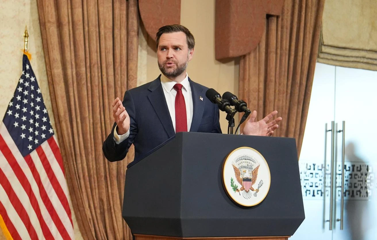 Что случилось Вице-президент США Джей Ди Вэнс заявил, что Ормузский пролив вновь открыт для судоходства. Это - изображение