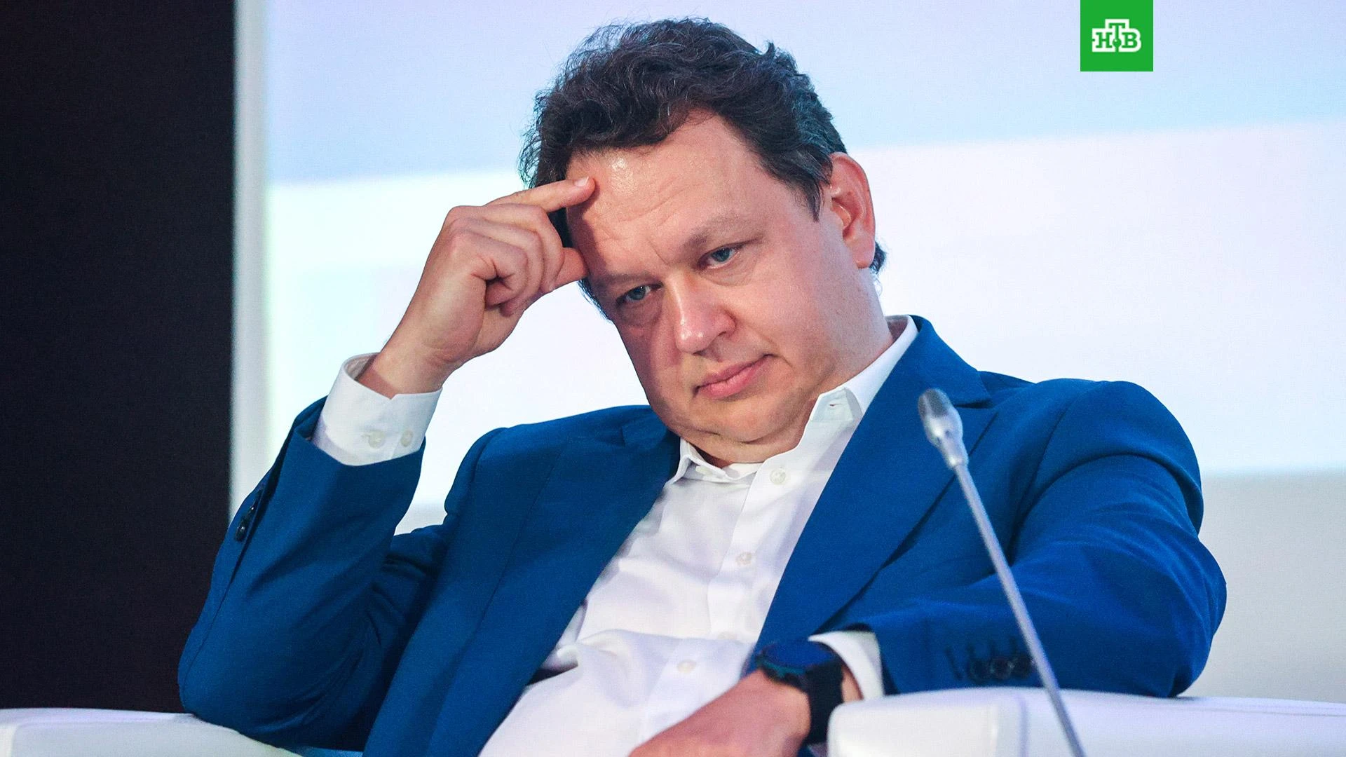 Человек на фото Дмитрий Пьянов, он занимает должность первого заместителя президента — председателя правления в - изображение