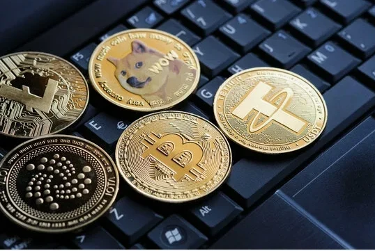 Курс биткоина и других криптовалют может резко меняться за считанные часы. Разберём коротко, почему так - изображение