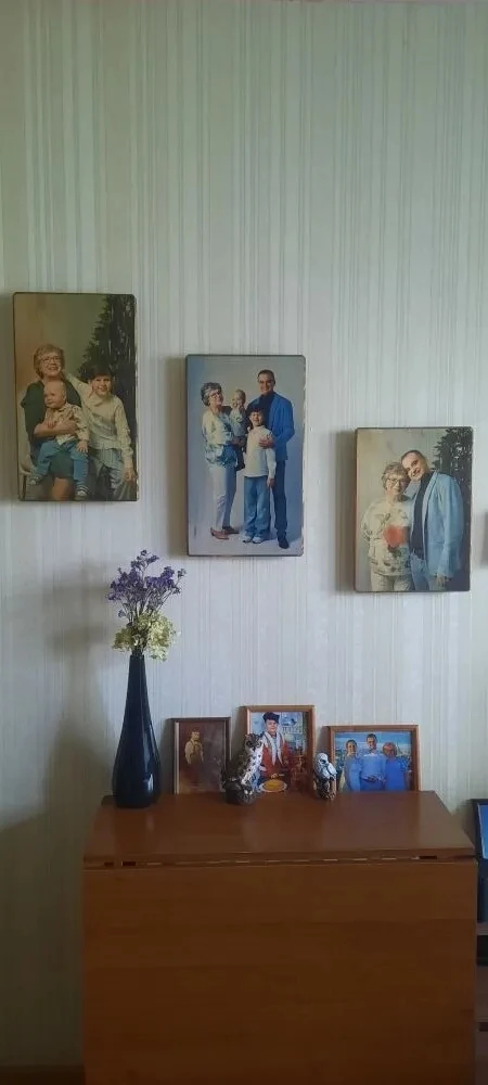 Надежда из Москвы, мой постоянный заказчик, прислала фото. Три цветных портрета на массиве хвойных пород. Уже - изображение