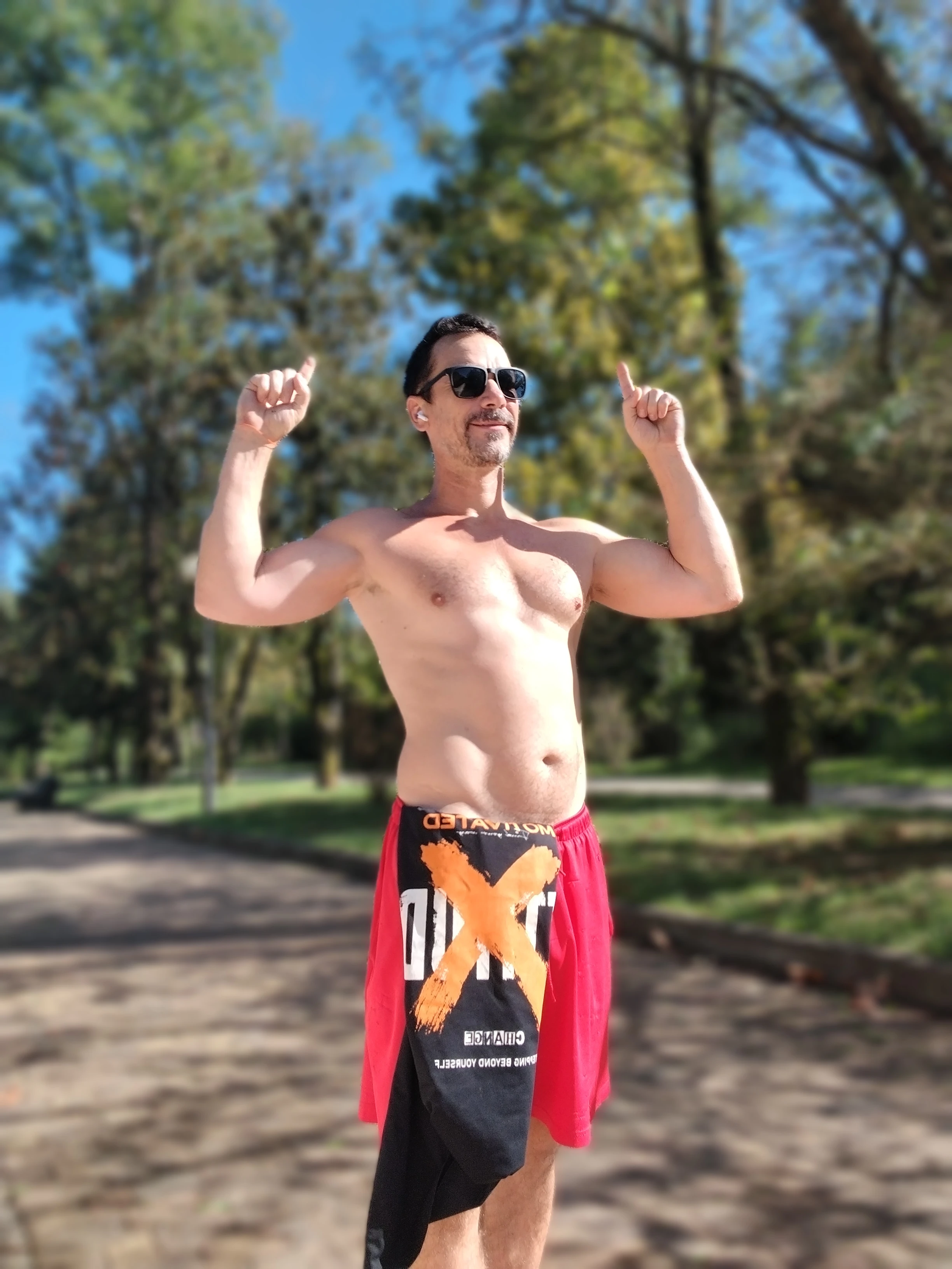 Сегодня с утра решил не искать отговорки просто вышел и сделал. 🔥 🏃‍♂️ 10 км пробежки 💪 Турники 🔥 Брусья и - изображение
