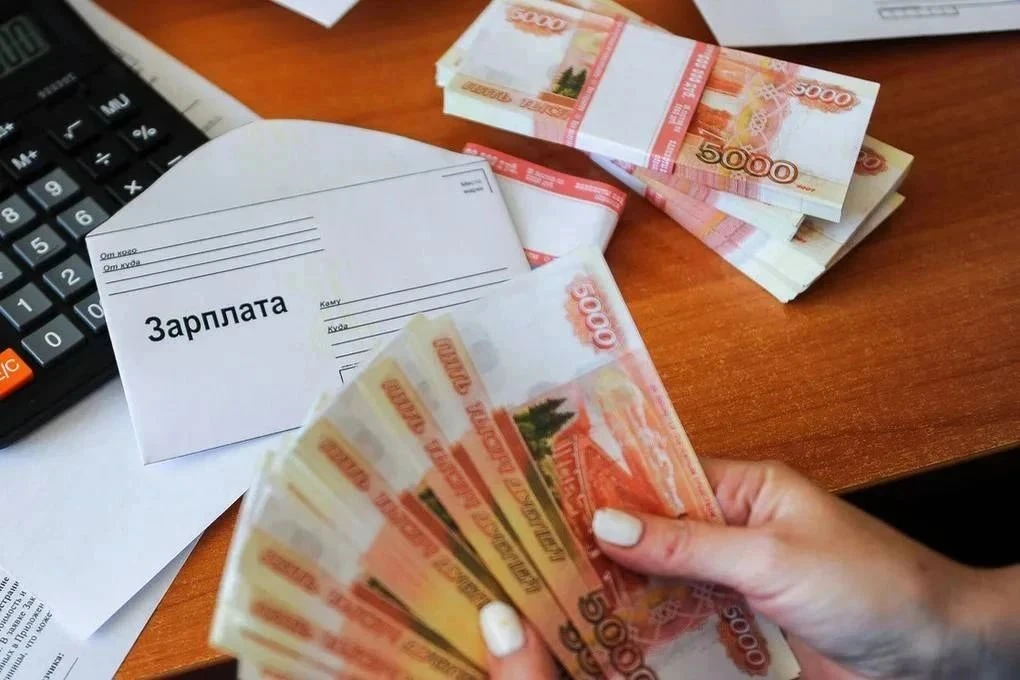 Россияне стали рекордно богаче за 4 года, заявили в ФНС. Число людей с зарплатой более 200 тысяч рублей в месяц - изображение