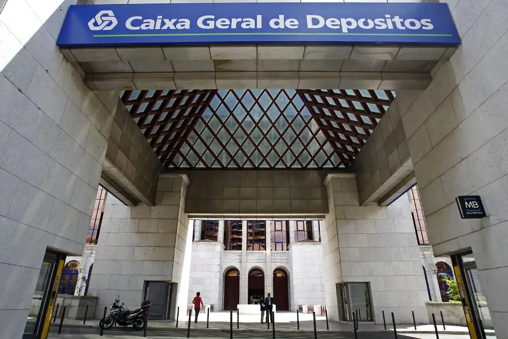 Что случилось Крупнейший государственный банк Португалии Caixa Geral de Depósitos (CGD) начал рассылать - изображение