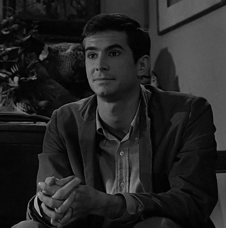 Норман Бейтс из «Психо» (1960) Альфреда Хичкока. Норман — сын Нормы Бейтс. Он рано потерял отца, и с тех пор - изображение