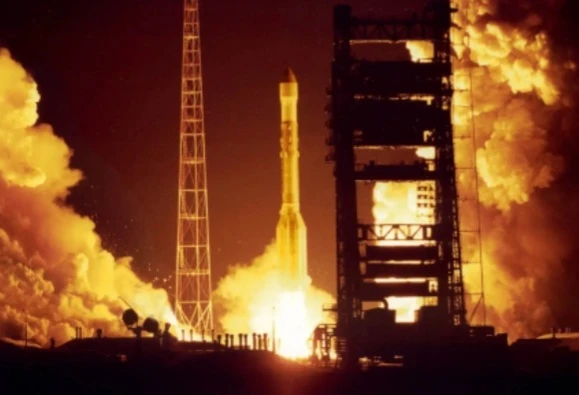 12 октября 1982 года с запуском космического аппарата «Космос-1413» начались летные испытания среднеорбитальной - изображение