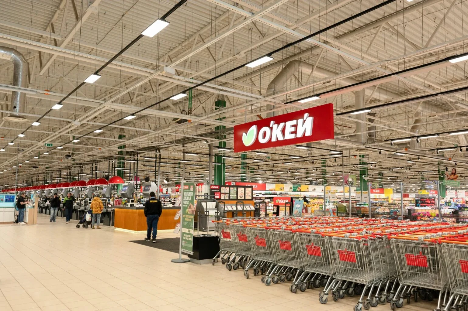 Что случилось Сеть гипермаркетов «О’Кей» уходит с рынка. Все 75 магазинов перешли под контроль «Ленты». Сделка - изображение