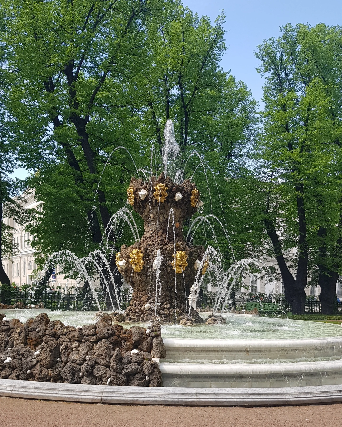 Фонтан спроектирован архитектором Михаилом Земцовым в 1725 году. Свое название получил по форме струй, - изображение