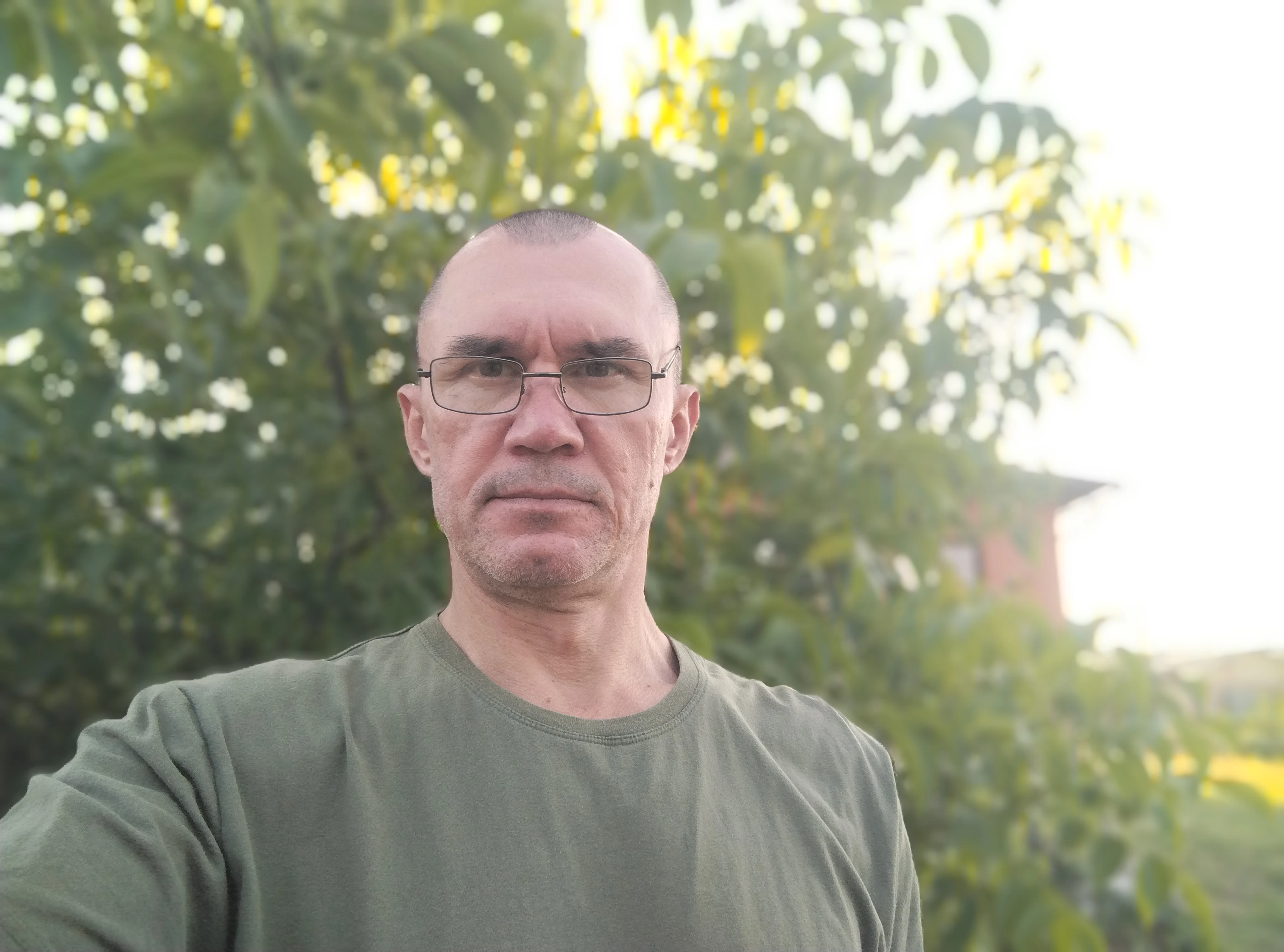 Ожидать, что человек согреется с одного касания — как ждать, что чай закипит от одного взгляда на чайник. - изображение