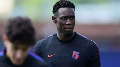 Что случилось Союз европейских футбольных ассоциаций (UEFA) резко раскритиковал решение FIFA о приостановке - изображение