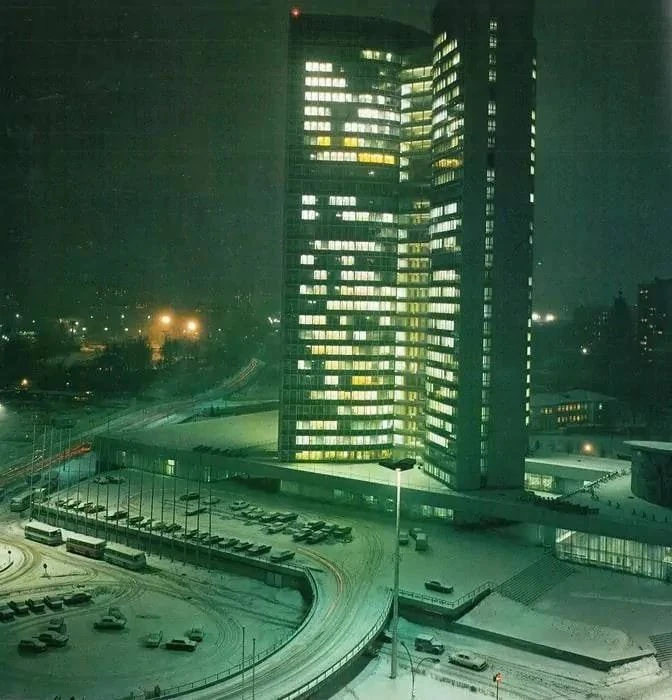 Здание СЭВ вечером, Москва, СССР, 1972 год. - изображение