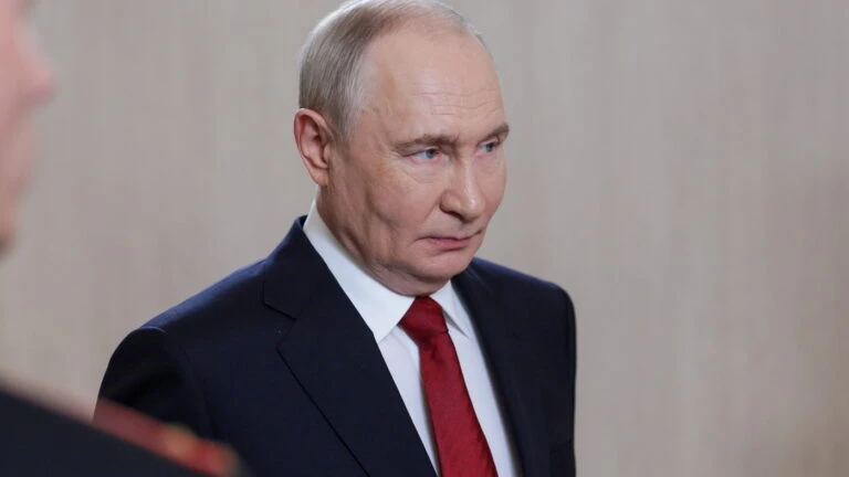 Президент России Владимир Путин поддержал идею разрешить привлекать добровольцев с категорией годности «Д» («не - изображение