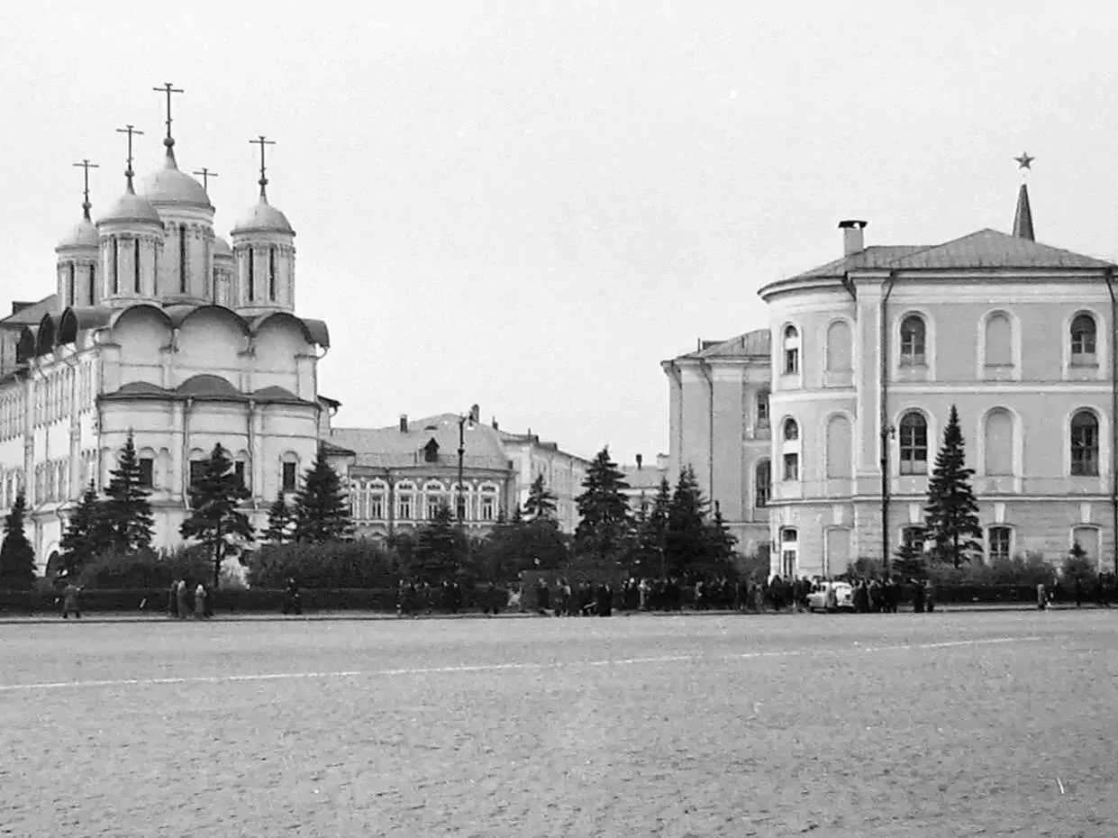 📢 Почему на Ивановской площади «кричали во всю Ивановскую» Ивановская площадь в Кремле веками была местом - изображение