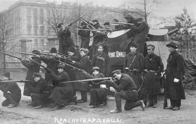 Машина, изменившая ход русской истории. Красногвардейцы у броневика «Лейтенант Шмидт». Октябрь 1917 г. Фотограф - изображение