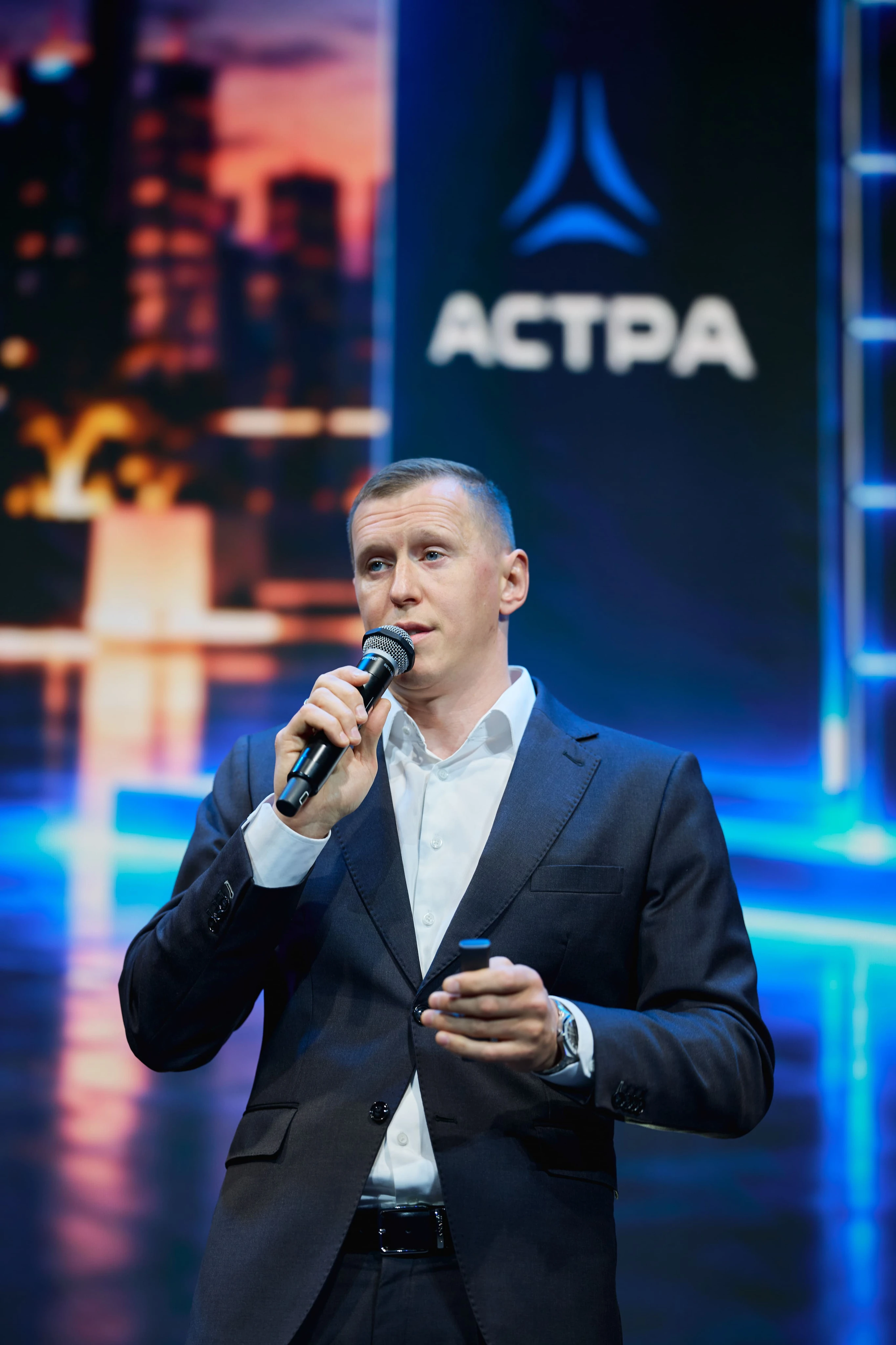 В сентябре мы провели несколько конференций и рассказали о направлениях, на которых сосредоточимся в кратко- - изображение