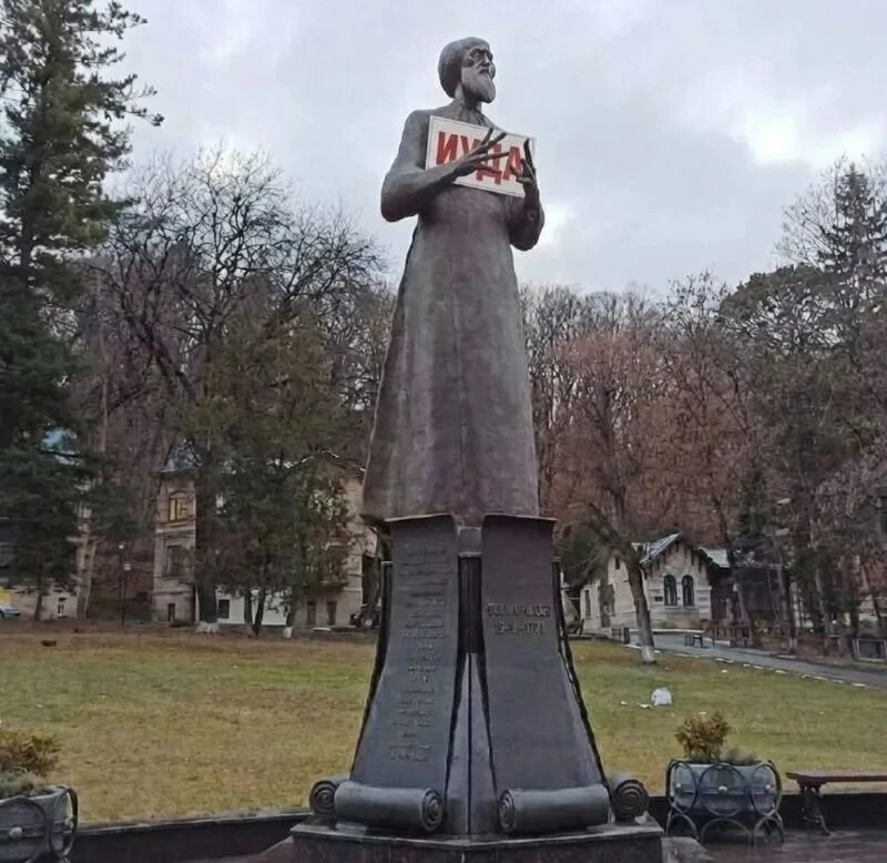 Опыт критического разбора критиков --- Каждый раз, когда берёшься писать о Солженицыне «объективно», попадаешь в - изображение
