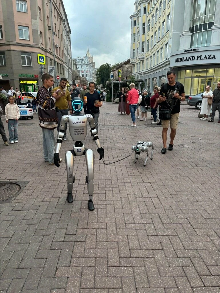 🤖 Представьте: обычный московский вечер. Мимо спешат люди с зонтами, шуршат электросамокаты, в кофейнях - изображение
