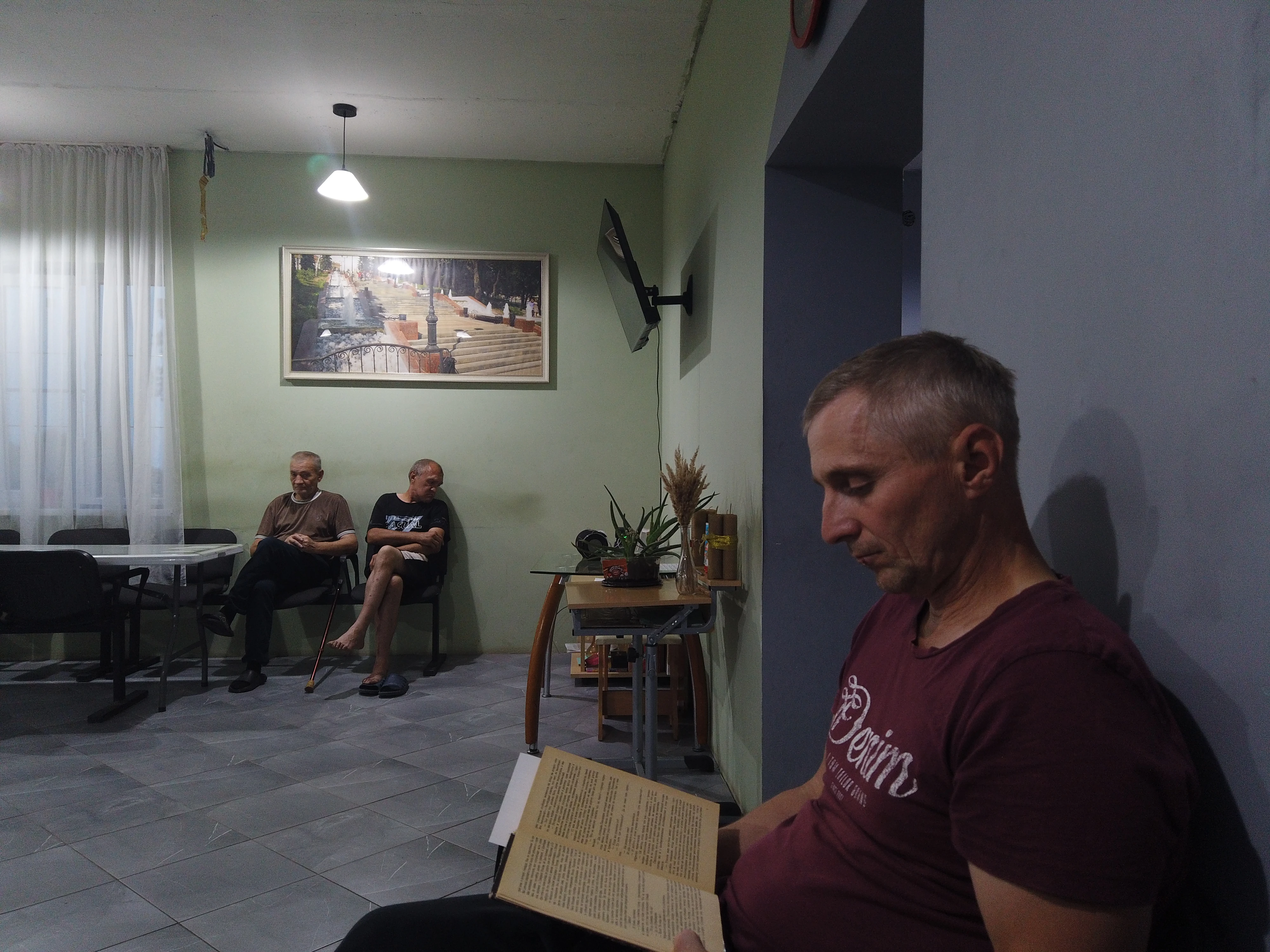 У нас есть уютная зона с книгами — возьмите то, что откликается: классику, роман, духовную или познавательную - изображение