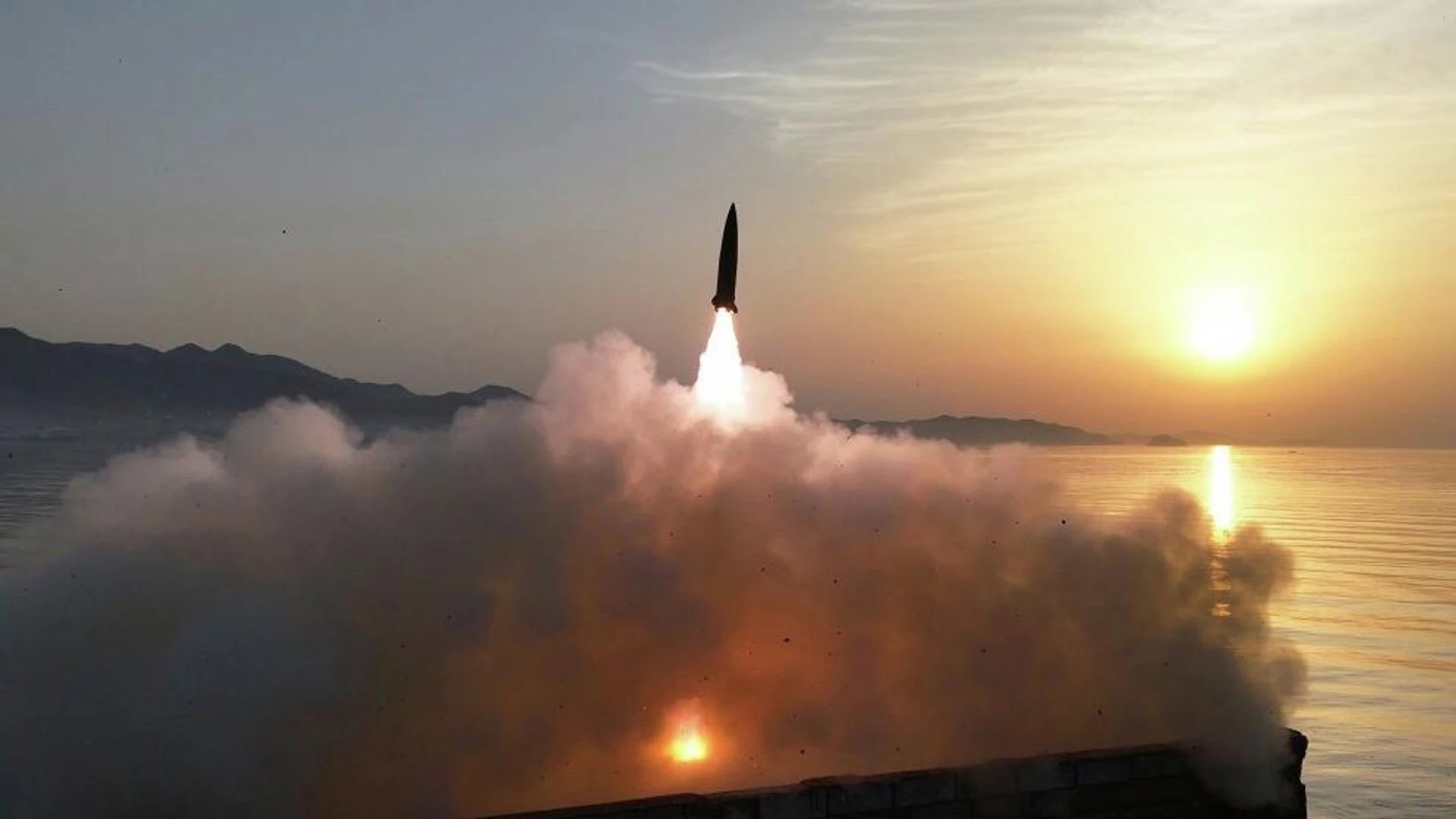 При ракетном ударе пострадало количество человек, примерное 50-ти, когда били по аэропорту Эр-Рияда, пишет - изображение