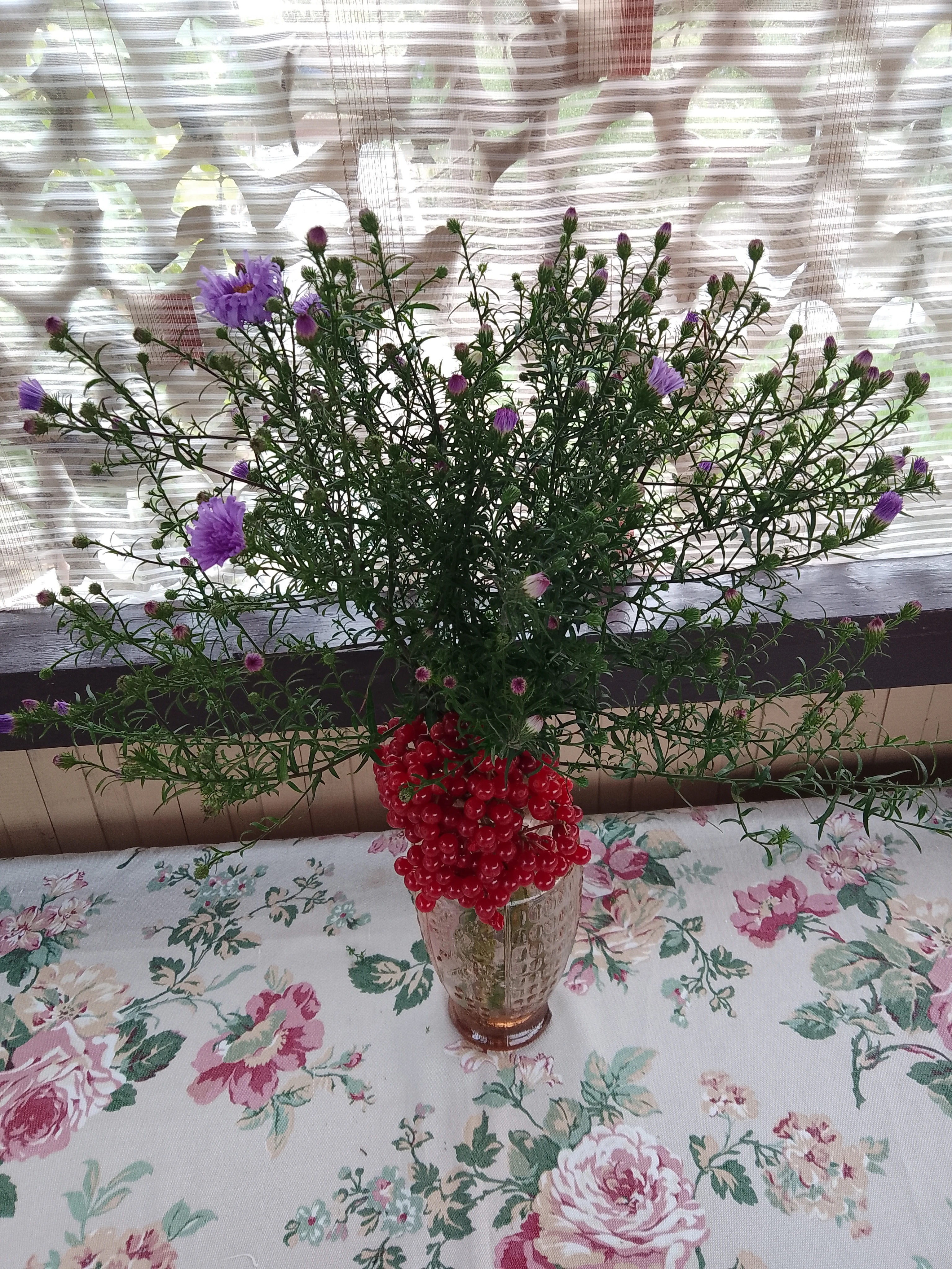 Маленькая история одного букета: красота, которая не сдается 🌸 Сегодня у меня на столе настоящая осенняя - изображение