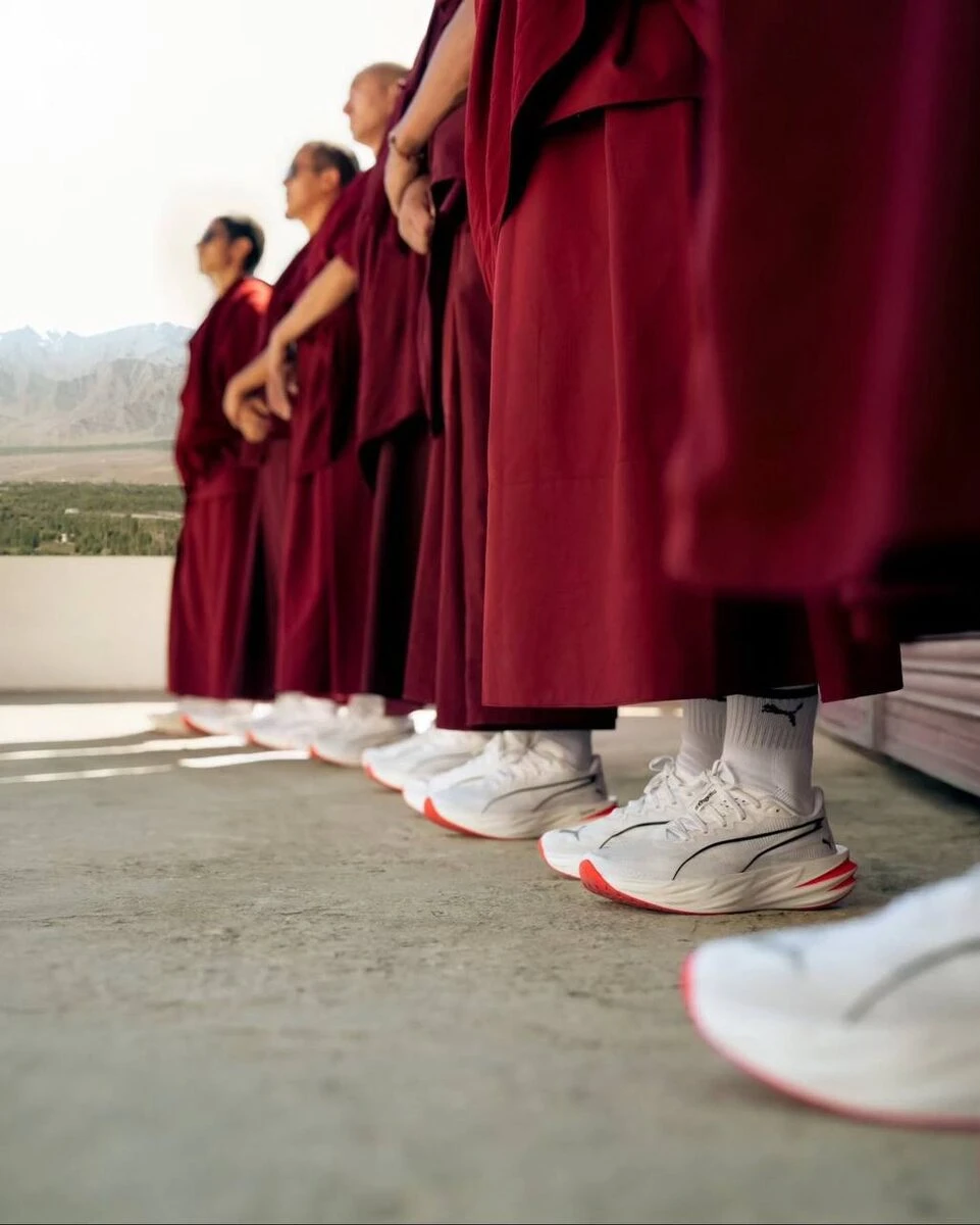 📣 Что произошло Puma India запустила кампанию «Meditation in Motion»: 40 буддийских монахов из монастыря XV - изображение
