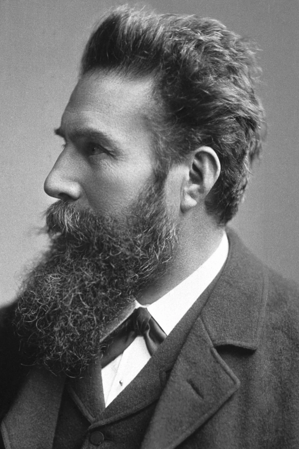 Вечером 8 ноября 1895 года физик Вильгельм Конрад Рентген изучал электрический разряд в трубке с сильно - изображение