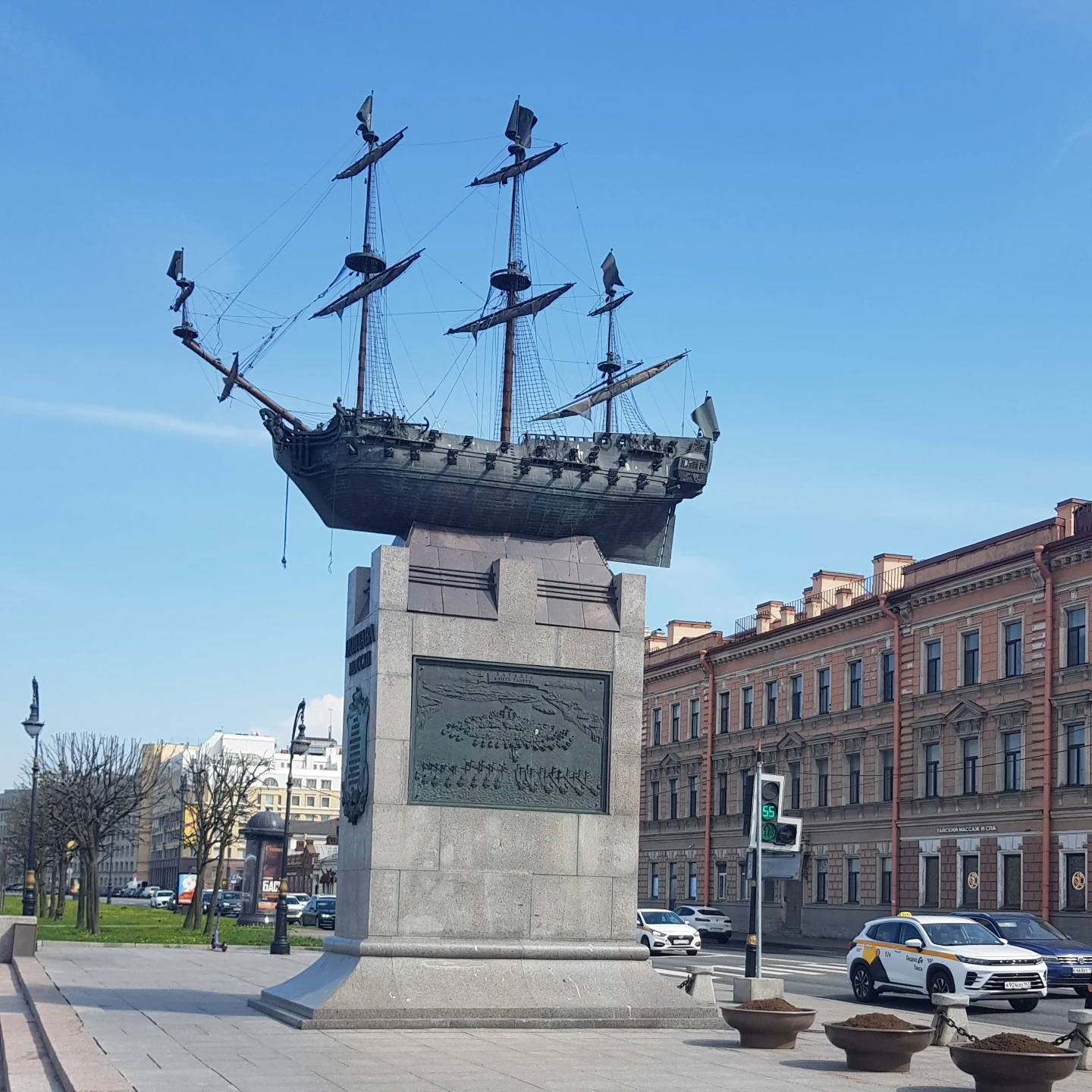 Памятник посвящён первому русскому 54-пушечному парусному линейному кораблю 4 ранга «Полтава». Монумент - изображение