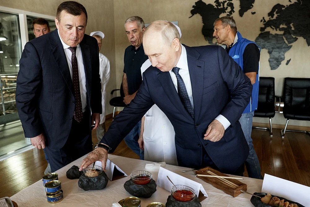 🚀 13 августа 2026 года президент России Владимир Путин, посетил остров Итуруп, встретившись с жителями, - изображение