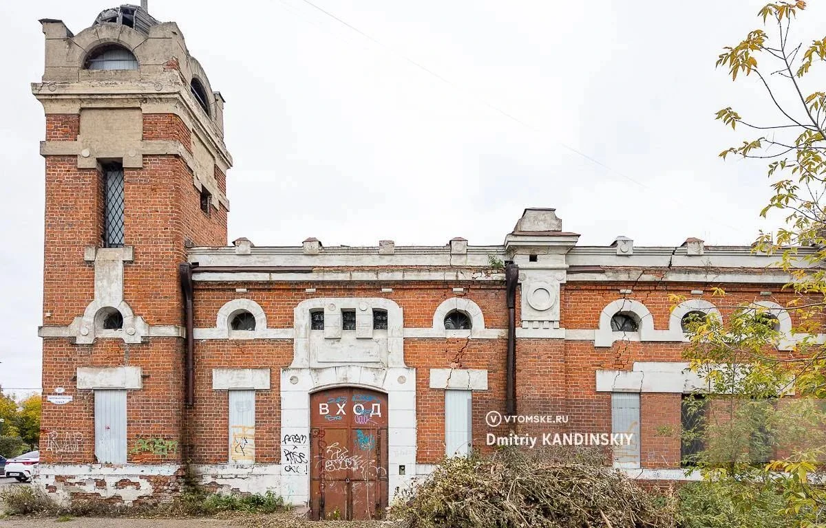 ⚒️ Работы начались в историческом здании складов купца Горохова в Томске. В Томске начались работы по очистке - изображение
