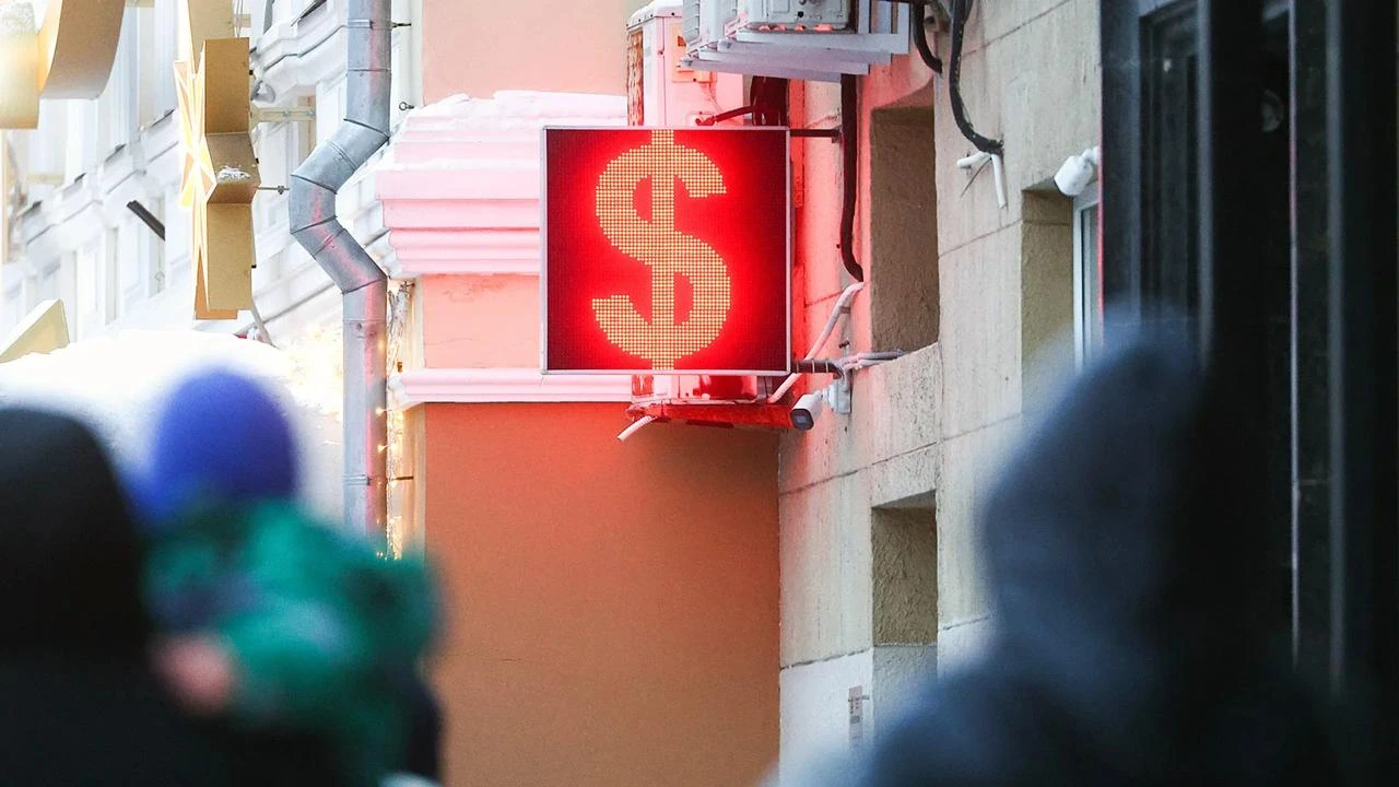 За три месяца американская валюта подорожала более чем на 22%: курс вырос с 71,02 рубля 1 июня до 86,89 рубля 4 - изображение