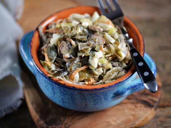 Сытный, необычный салат с морской капустой, шампиньонами и хрустящим сельдереем. Просто, быстро и очень вкусно — - изображение